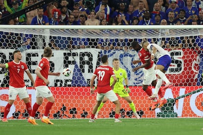 Momento en el que Kylian Mbappé golpea con su cara en el  hombro del austriaco Kevin Danso. 