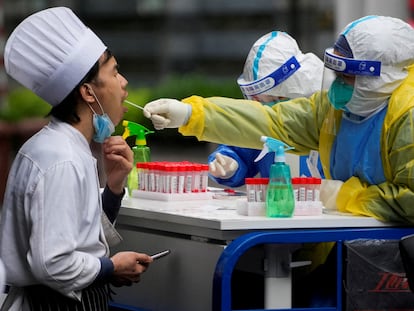 Un cocinero se somete a una prueba de coronavirus en Shanghái