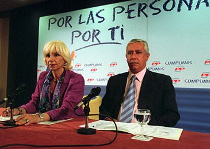 Teófila Martínez y Javier Arenas, ayer, durante la rueda de prensa que ofrecieron en Sevilla.