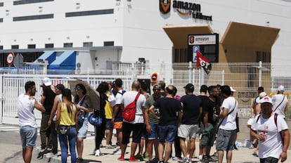 Algunos trabajadores de Amazon concentrados en el primer día de huelga en San Fernando de Henares, Madrid.