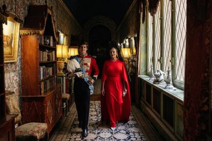 El novio, Carlos Fitz-James Stuart, es el menor de los dos hijos del duque de Alba y Matilde Solís (divorciados en el año 2000). En la imagen, el novio y la madrina, que llevó un vestido largo con capa en color rojo diseñado por Lorenzo Caprile, además de una mantilla negra.
