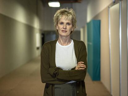 La novelista y ensayista Siri Hustvedt posa en los pasillos de la FIL de Guadalajara (México) en 2019.