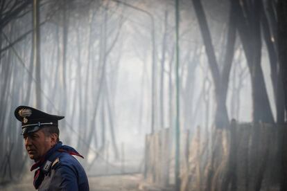 Un agente de los carabinieri, en uno de los bosques incendiados del Vesubio.