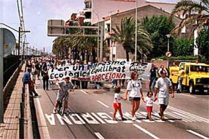 Más de 5.000 personas caminaron ayer por la N-II a su paso por Premià de Mar para reivindicar la pacificación de esa carretera.