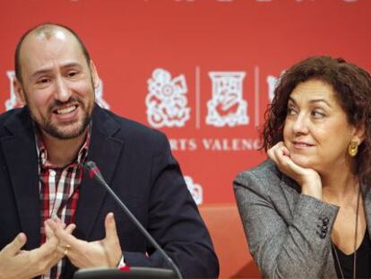 Josep Moreno y Carmen Ninet, ayer, en las Cortes Valencianas.