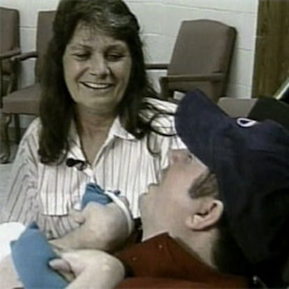 Terry Wallis con su madre, Angilee, en una imagen tomada de la televisión.