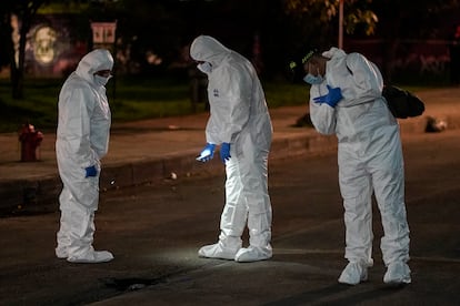 Miembros de la DIJIN adelantan el operativo de investigación en la zona del atentado al candidato presidencial Miguel Uribe Turbay, al occidente de Bogotá.