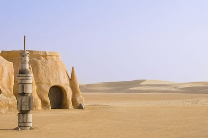 Tatooine es acaso el planeta más importante de 'La Guerra de las Galaxias', la cuna de un preadolescente Darth Vader y, avatares del destino, de su hijo Luke Skywalker. A este mundo de arena y sol (soles, de hecho, porque tiene dos) solo se le pierde la pista en 'El Imperio Contraataca'. La mayor parte de las escenas de Tatooine (llamado así por el pueblo tunecino de Tataouine) se han rodado en diferentes localizaciones de Túnez. De hecho, todavía hoy se pueden visitar escenarios de las películas originales en Matmata (pueblo bereber con tradicionales casas trogloditas, como el famoso hotel Sidi Driss) y Tozeur. Los atentados perpetrados en Túnez en el último año han llevado al Ministerio de Exteriores español a desaconsejar cualquier viaje no esencial a este país. En la foto, un set de rodaje abandonado en Tataouine.