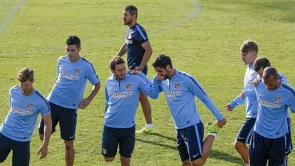 Simeone observa a sus jugadores durante el entrenamiento.