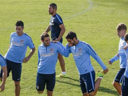 Simeone observa a sus jugadores durante el entrenamiento.