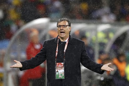 El seleccionador paraguayo, Gerardo Martino, gesticula en un momento del partido ante Italia.