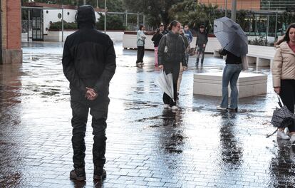 Ramón, en una plaza de Sevilla y de espaldas para que no le reconozca su empresa.