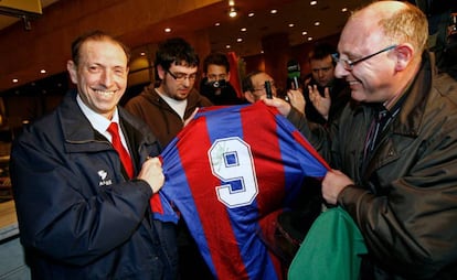 Quini sonríe tras firmar la camiseta del Barcelona a un aficionado con motivo del Barcelona-Sporting de Gijón de la Liga, el 5 de febrero de 2008.