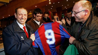 Quini sonríe tras firmar la camiseta del Barcelona a un aficionado con motivo del Barcelona-Sporting de Gijón de la Liga, el 5 de febrero de 2008.