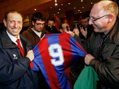 Quini sonríe tras firmar la camiseta del Barcelona a un aficionado con motivo del Barcelona-Sporting de Gijón de la Liga, el 5 de febrero de 2008.