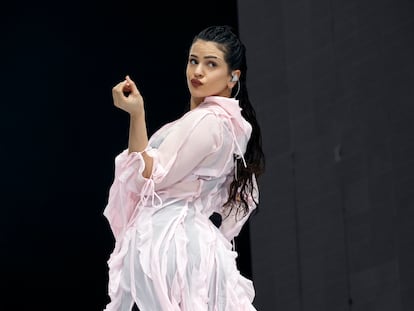 Rosalía critica su propio vestido en Coachella: «Monísimo pero todo el rato se me enredaba»