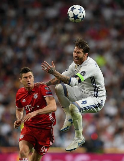 Sergio Ramos (derecha) golpea el balón.