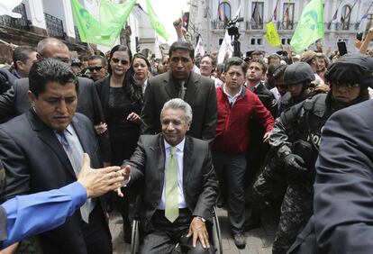 Len&iacute;n Moreno, rodeado de seguidores ayer en Quito. 