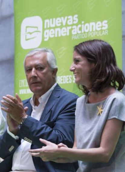 Los vicesecretarios del PP Javier Arenas y Andrea Levy, ayer en M&aacute;laga. 