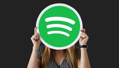 Logo de Spotify en la cara de una chica