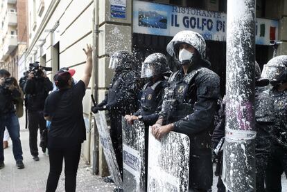 El presidente de la Generalitat, Pere Aragonès, ha lamentado este martes el desahucio del bloque Llavors de Barcelona en el que han intervenido los antidisturbios de los Mossos d'Esquadra, según él, por orden judicial: 'Lo que se ha vivido hoy nos hace daño a todos'. En la imagen, algunos agentes tras ser alcanzados por la pintura lanzada por los manifestantes.