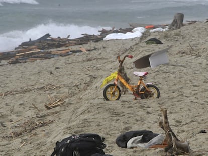 Una bicicleta entre los restos del naufragio en la playa de Cutro, Italia, este martes 26 de febrero.