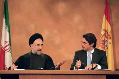 José María Aznar y Mohamed Jatamí en 2002.