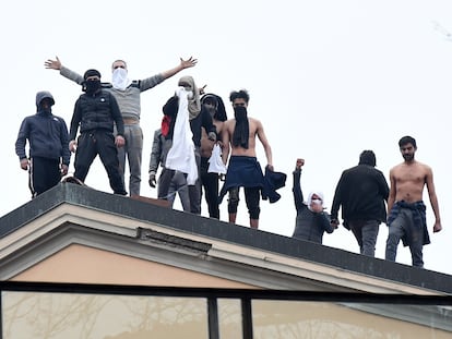 Detentos na penitenciária San Vittore, em Milão, durante um protesto em 9 de março