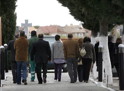 Entierro en el cementerio de Humanes de la mujer asesinada en Valencia de Alcántara (Cáceres) el pasado viernes.