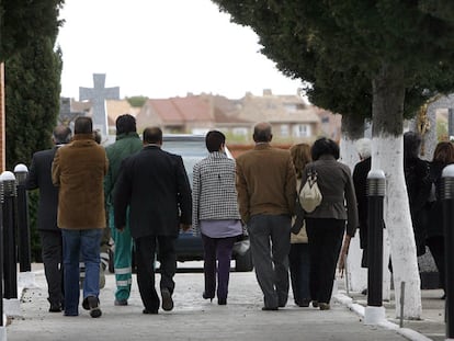 Entierro en el cementerio de Humanes de la mujer asesinada en Valencia de Alcántara (Cáceres) el pasado viernes.