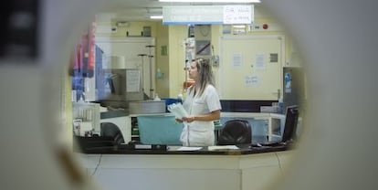 Una enfermera en la planta 12 del hospital de Bellvitge.