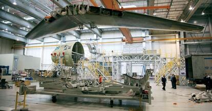 Montaje del estabilizador horizontal de un Airbus en una fábrica de Aernnova.