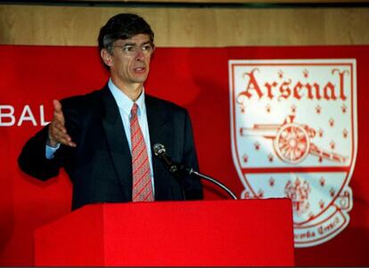 Como jugador, debutó en la Primera francesa con 29 años y la dejó once partidos después. En la fotografía, Arsene Wenger, durante una conferencia de prensa el 22 de septiembre de 1996.