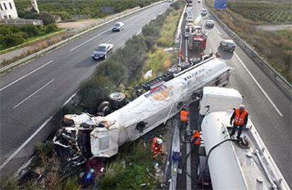 Labores de traslado del gasóleo del camión cisterna que ayer fue envestido por un BMW en la A-7 a la altura de Picassent.