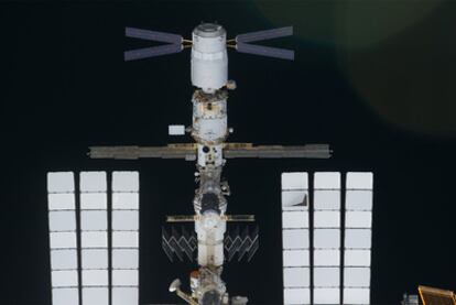 El <i>Johannes Kepler</i> atracado en la ISS, arriba, y los astronautas Paolo Nespoli (centro) y Alexandr Kaleri
en la estación.