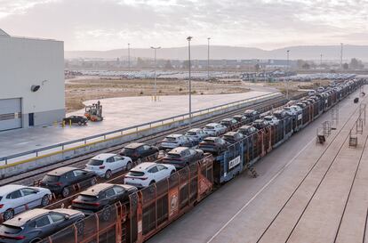 Un tren de Renfe Mercancías cargado de vehículos.