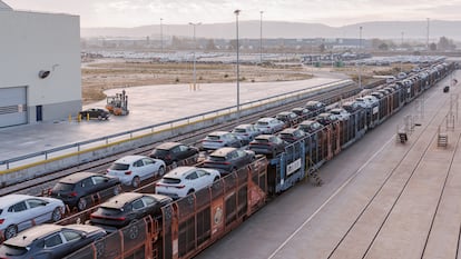 Un tren de Renfe Mercancías cargado de vehículos.