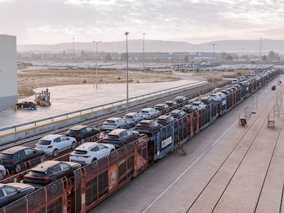 Un tren de Renfe Mercancías cargado de vehículos.