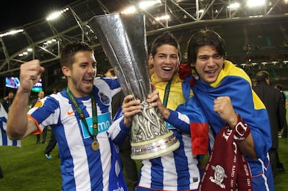 James celebra el título la Liga Europa conquistada por el Oporto, en 2011, en el estadio Aviva, en Dublín.