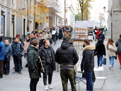Colas en el centro de Madrid para comprar lotería de Navidad.