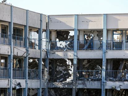 Estado en el que quedaron las oficinas de la agencia de la ONU para los refugiados palestinos en Jan Yunis, el 19 de abril