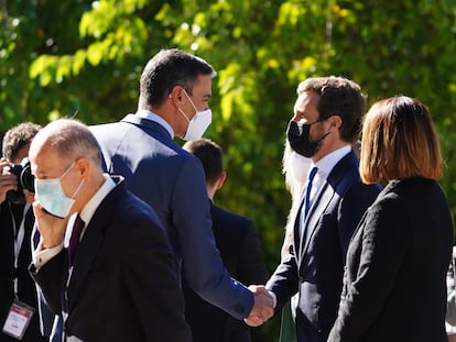 El presidente del Gobierno, Pedro Sánchez (i), saluda al líder del PP, Pablo Casado (d), en Cuacos de Yuste (Cáceres), este jueves.