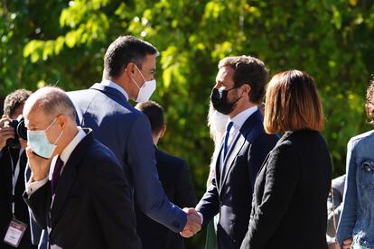 El presidente del Gobierno, Pedro Sánchez (i), saluda al líder del PP, Pablo Casado (d), en Cuacos de Yuste (Cáceres), este jueves.