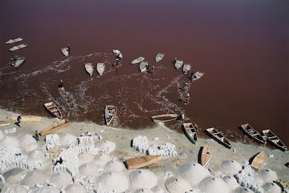 Le Lac Rose, a apenas 30 quilômetros a nordeste de Dacar, faz jus a seu nome. Em um dia quente e ensolarado na estação seca, esse lago reluzente lembra uma paisagem de Marte. O alto nível de salinidade do lago favorece a reprodução de dunaliella salinas, microalgas que produzem um pigmento vermelho para absorver a luz solar e tingem as águas dessa tonalidade. Os banhistas flutuam facilmente nas águas hipersalinas do Lac Rose. Aqueles que não querem tomar banho podem alugar um barco de madeira e remar pelo lago. As pousadas próximas oferecem uma boa estrutura para se passar a noite e organizam passeios a cavalo e outras excursões pela região do lago. A melhor época para visitá-lo é de novembro a maio.