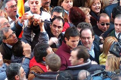 El ministro Bono, durante uno de los momentos de más tensión de la manifestación.