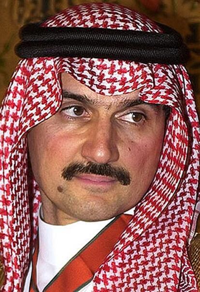 Este sobrino del rey de Arabia Saudí gusta de vivir siempre rodeado de polémica. El año pasado donó 20 millones dólares a Harvard y Georgetown para extender el estudio del Islam en las aulas. Su fortuna abarca Citigroup y Fairmont Hotels, entre otros.