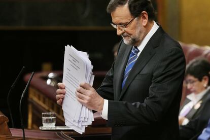 Mariano Rajoy ordena sus papeles al final de su intervención en la sesión de este martes en el debate del estado de la nación.