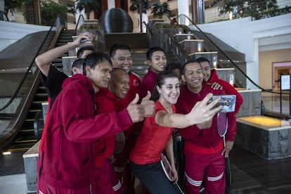 El Gran Meliá, el hotel en el que se aloja la jugadora española en Yakarta, tiene su propio equipo de bádminton. Le hacen una visita en víspera del torneo para saludarla y hacerse fotos con ella. Los botones del hotel preguntan todos los días cómo ha ido el partido.