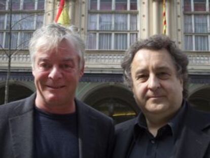 Los directores de orquesta Michael Boder, a la izquierda, y Josep Pons, frente al Teatro del Liceo.