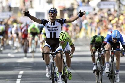 El alemán Marcel Kittel celebra su victoria tras cruzar la meta.